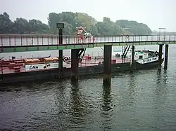 Barge Dettmer tank sur l'Elbe près de Hambourg, transportant de l'acide sulfurique