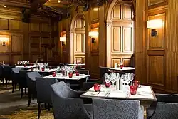 À l'origine réception du journal The Scotsman, le nouvel hôtel conserve bon nombre des caractéristiques d'origine.