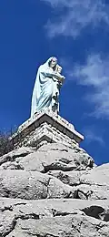 Statue de la Vierge au-dessus du sanctuaire Notre-Dame du Suc.