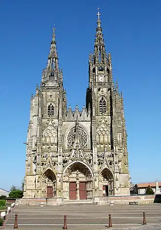 Façade de la basilique Notre-Dame de L'Épine.