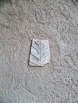 Pierre en réemploi de l'édifice roman primitif.