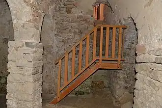 Escalier donnant accès à la nef.