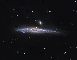 NGC 4627 par un astronome amateur. On voit assez bien sur cette image la queue de marée de NGC 4627 qui pointe en direction opposée de NGC 4631.