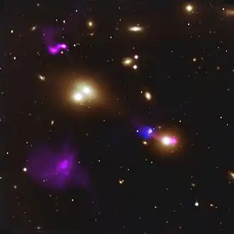 L'amas Abell 194. Image de NRAO/AUI et de S.Croft, W.van Breugel, W. de Vries, J.van Gorkom, H.Morganti, T.Osterloo, M.Dopita, M.Gregg.