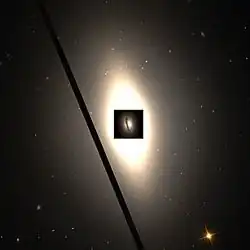 Cette image réalisée avec les données captées par le télescope spatial Hubble montre un anneau de poussière entourant le noyau de la galaxie NGC 4435.