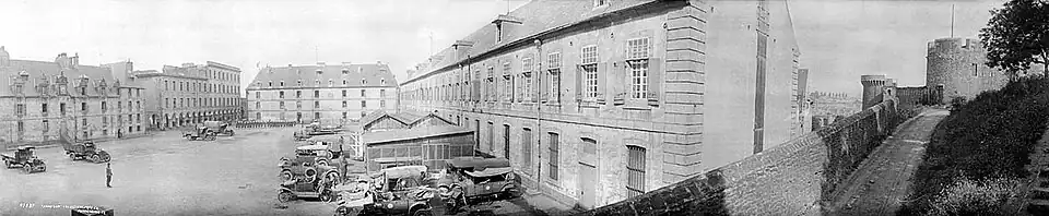 Photographie panoramique montrant le donjon et de la cour du château vers juin 1919.
