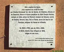 Plaque apposée en 1999 par Marie-Gabrielle de Savoie et Jacques Peyrat en 1999 (MCMXCIX) sur l'Ancien Sénat de Nice.