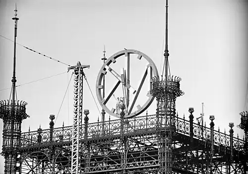 L'horloge installée sur la tour au début des années 1950.