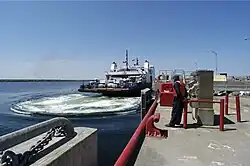 Un bac-passeur accosté à un quai.