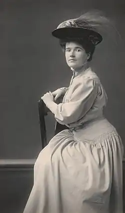 Lucia Chamberlain&nbsp;(en), écrivaine, photographiée par Zaida Ben-Yusuf en 1908.