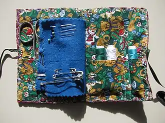 Intérieur d'un nécessaire de couture