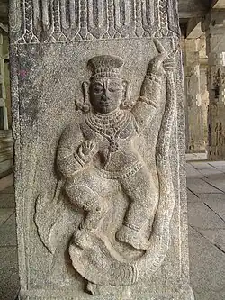 Krishna dansant sur le serpent Kaliya dans un temple de Talakadu&nbsp;(en), au Karnataka.