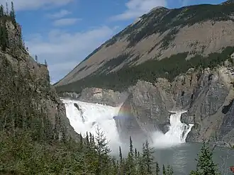 Les chutes vues depuis la rive droite, au pied de la cataracte.