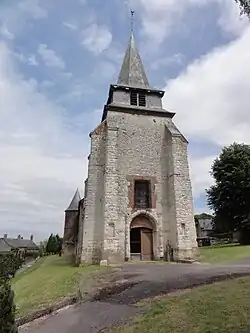 Le donjon entièrement bâti en pierre calcaire.