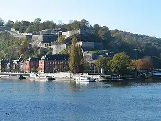 La Meuse à Namur (la citadelle au centre, au-dessous le Parlement de Wallonie, à gauche la Meuse et à droite la Sambre qui se jette dans le fleuve).