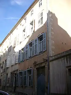 Immeuble, au no&nbsp;10.