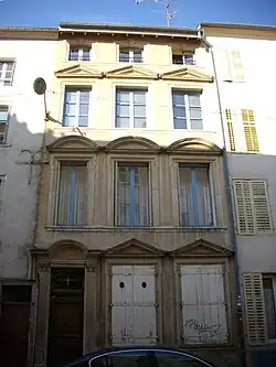 Façade d'un immeuble, au no&nbsp;11 de la rue.