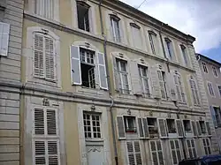 Immeuble, au no&nbsp;13.