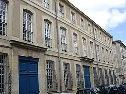 à gauche de la rue, l'hôtel du Baron Vincent;