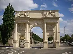Porte Sainte-Catherine, à l'extrémité orientale de la rue.