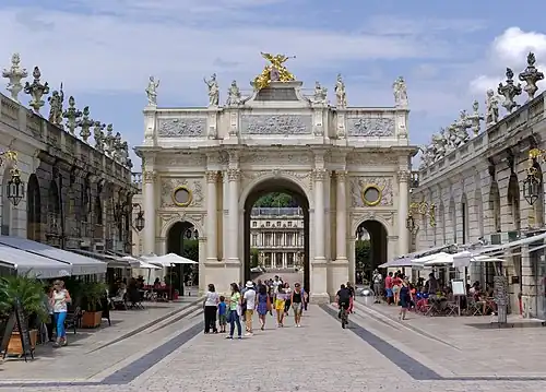 Face sud de l'arc Héré (côté place Stanislas).