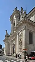 L'église st-Sébastien avec sa façade sur la rue,