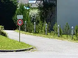 10&nbsp;km/h dans une zone résidentielle à Nangy, Haute-Savoie.