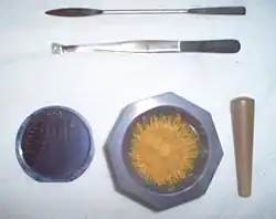 Vue macroscopique d'une poudre de nanoparticules de silice dans un contenant.