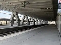 Vue depuis le quai de la voie F sous le siège de Vinci.