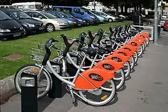 Station de Bicloo no&nbsp;49, place Duchesse-Anne, à l'est du Château des ducs de Bretagne.