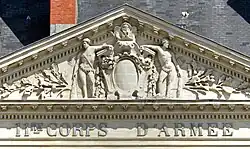 Fronton de l'hôtel d'Aux