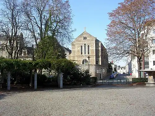 Vue du square au centre de la place, en direction de la rue Colonel-Desgrées-du-Lou et la chapelle des Franciscains.