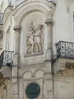 Bas-relief des « Enfants nantais » à l'angle des rues de la Paix et de la Barillerie.