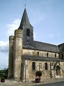 L'église Saint-Pierre, vue partielle, avec les deux tourelles à caractère défensif encadrant le clocher.