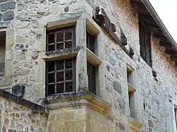 Fenêtre d'angle à meneaux, dans le bourg.