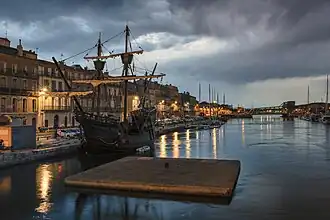 Le Nao Victoria (voir Victoria (bateau)) accosté au quai de la République à Sète. Juin 2019.