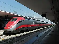 ETR 500 (livrée Frecciarossa d'origine avec le logo Eurostar sur le bandeau rouge)