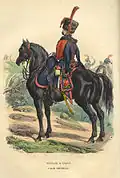Un soldat à cheval, légèrement de dos, vêtu d'un uniforme bleu et rouge et d'une coiffe en fourrure.