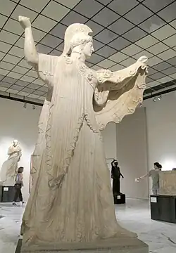 Athéna se trouvait entre deux colonnes dans le passage entre les deux péristyles. H. 2&nbsp;m. Autrefois entièrement dorée.