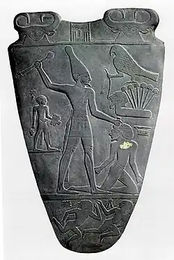 Massacre d'un captif. Palette de Narmer, v. 3000 Période thinitePierre, H 64&nbsp;cm.Musée du Caire