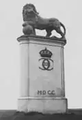 Le monument de 1936, comportant le monogramme de Charles XII et la date.