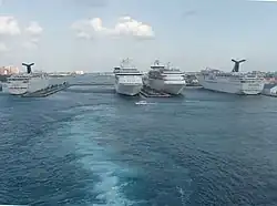 Quatre navires au port de Nassau
