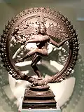 Shiva Nataraja (Seigneur de la danse) dansant le Tandava, statue de bronze du XIIe&nbsp;siècle (dynastie Chola).