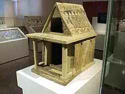 Modèle de bâtiment en terre cuite, début VIIe&nbsp;siècle&nbsp;av. J.-C. Musée national archéologique d'Athènes.