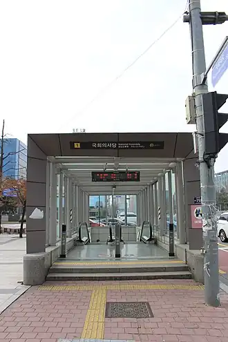 Un des six accès de la station en 2018.