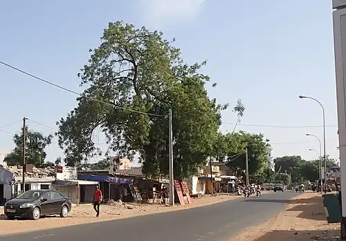 La N2, Route de Saint-Louis traverse la ville du nord au sud.