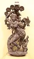 Mohini. Statue du XIIe&nbsp;siècle de la période des Chalukyas occidentaux, en provenance de Gadag.