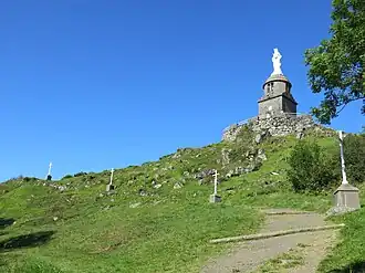 La colline, la statue et une partie du chemin de croix.
