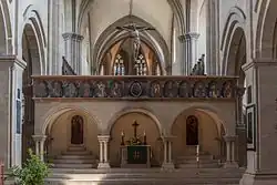 Jubé-galerie à trois arcades et autel central de la cathédrale de Naumbourg.