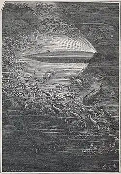 Sous-marin immergé dans la mer, nombreux poissons.